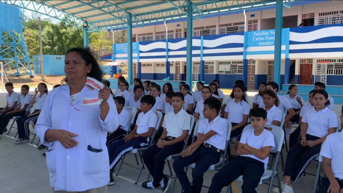 Minsa realiza campaña de aplicación de flúor para prevenir caries en niño de Managua