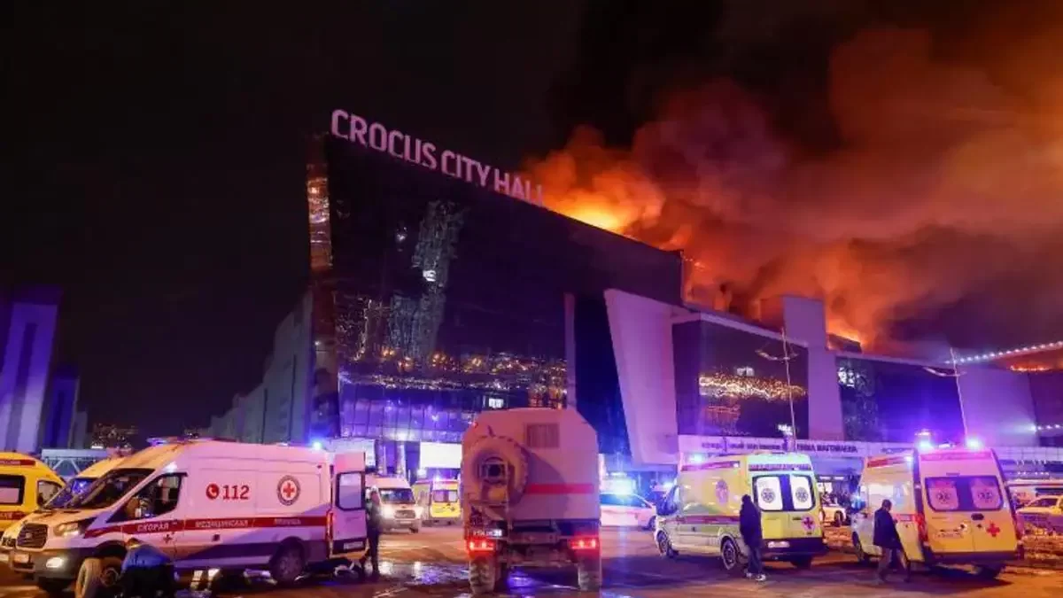 Incendio tras el tiroteo masivo en la sala de conciertos en Moscú