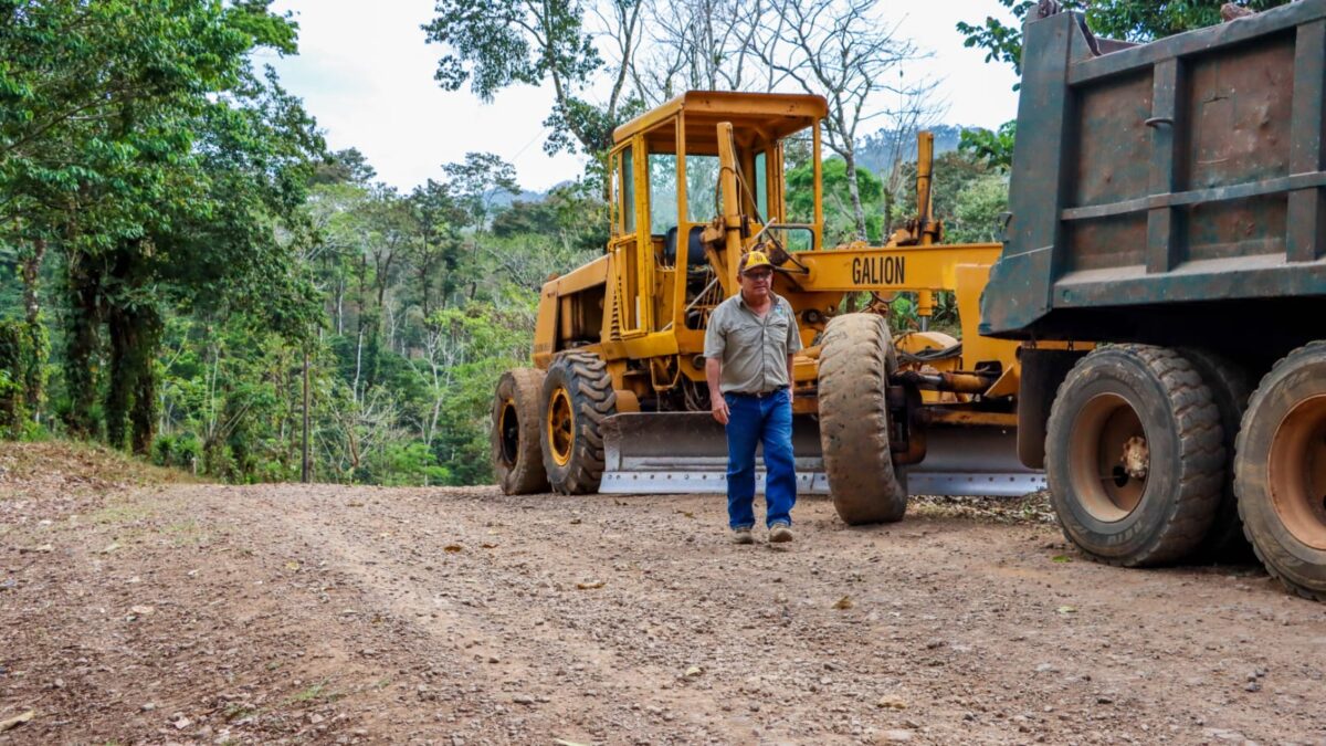 Reparan caminos de acceso a la productividad agrícola en Boaco