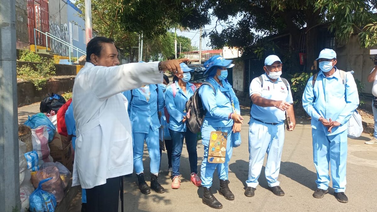 Brigadistas del Minsa abatizan 700 viviendas del barrio Ocho de Marzo en Managua