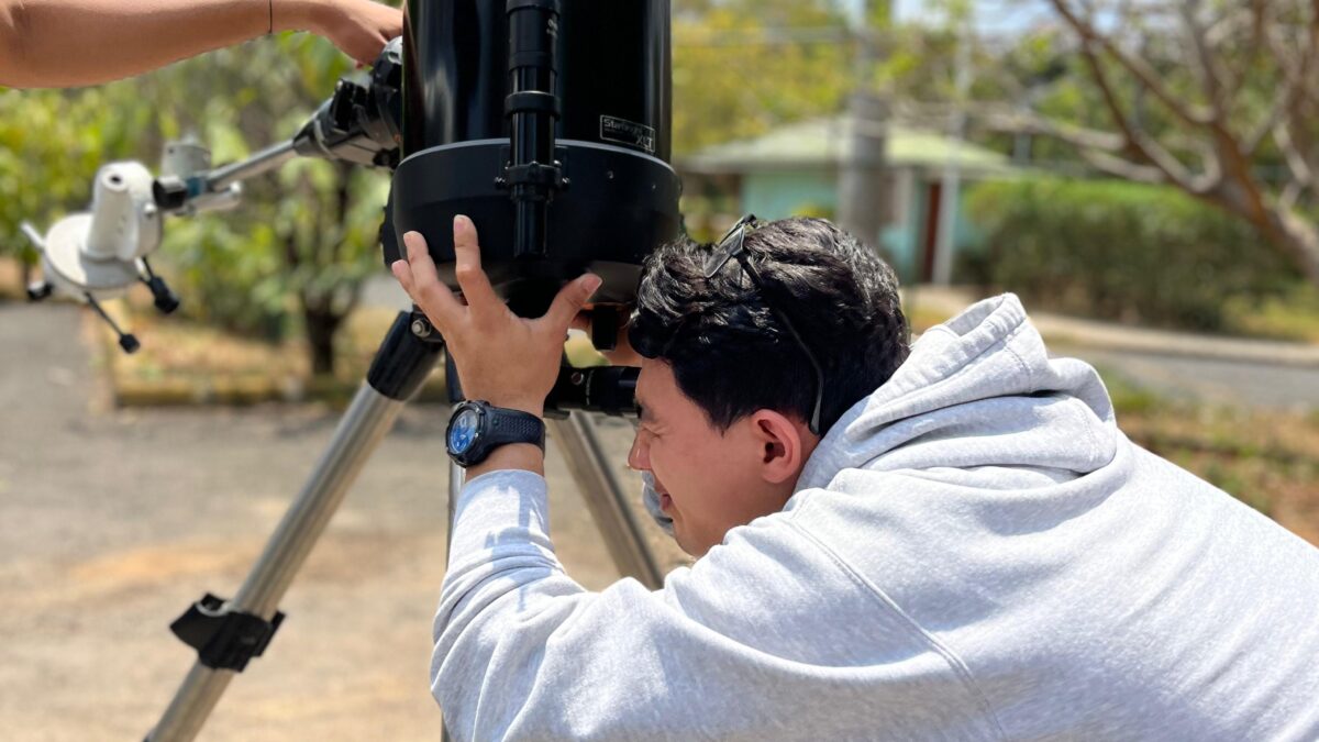 Universitarios disfrutan del eclipse solar desde un observatorio en la Unan-Managua