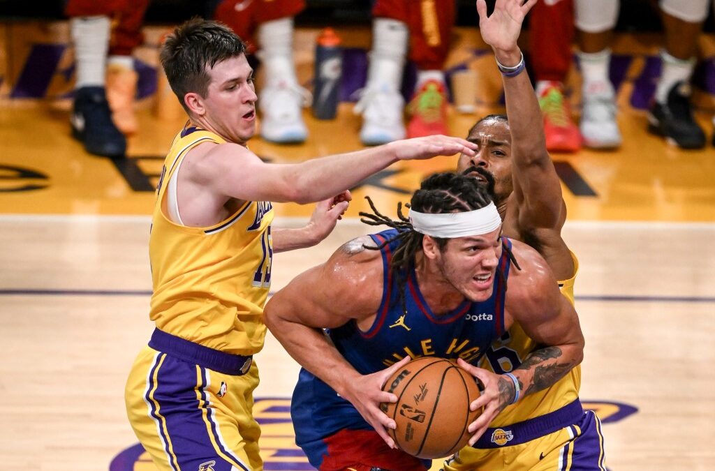 Lakers a un juego de quedar eliminados por los vigentes campeones Los Nuggets