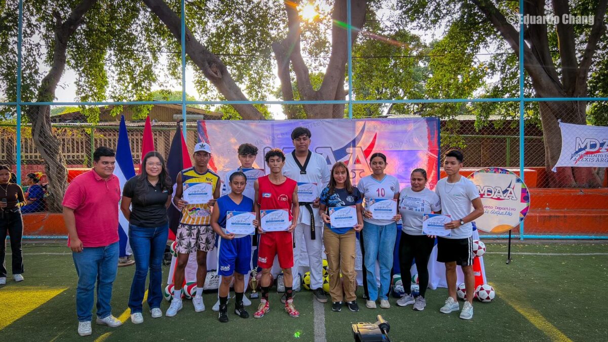 Reciben reconocimientos atletas destacados de los diferentes barrios de Managua