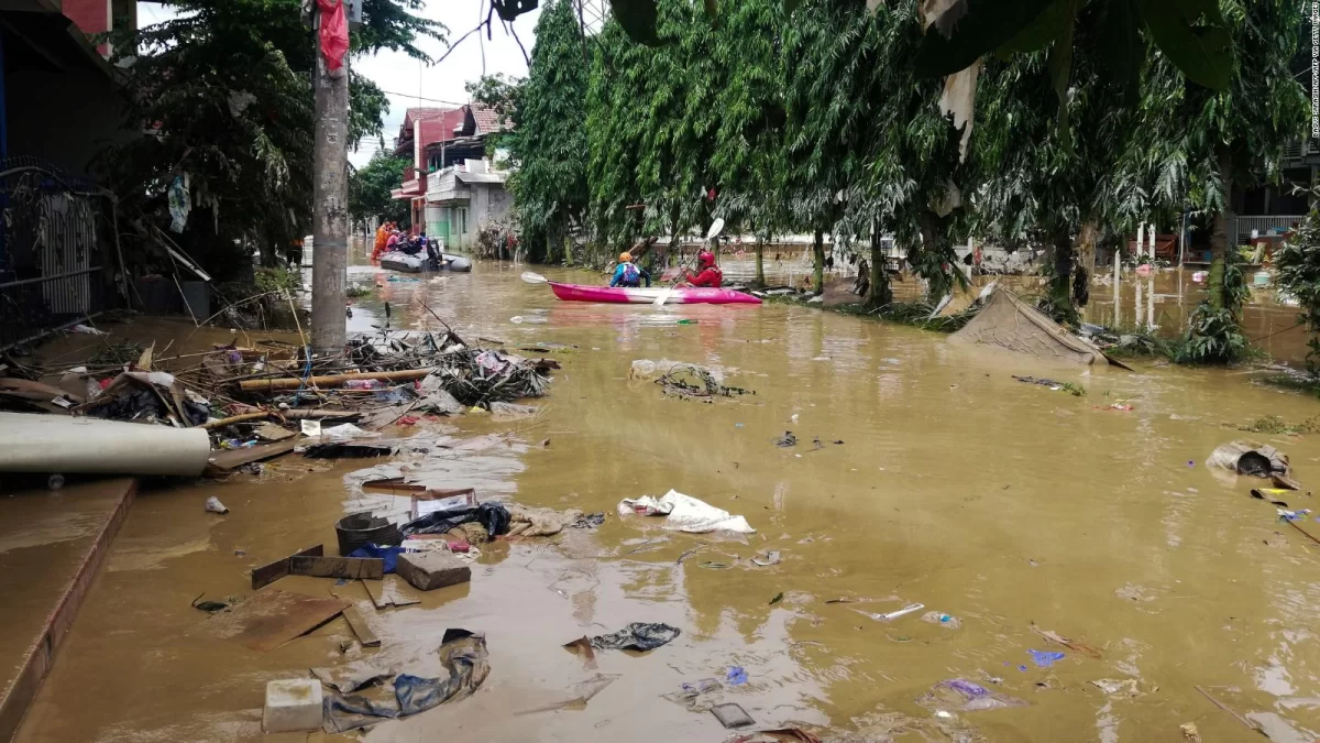 Asciende a 37 cifra de fallecidos por inundaciones en Indonesia