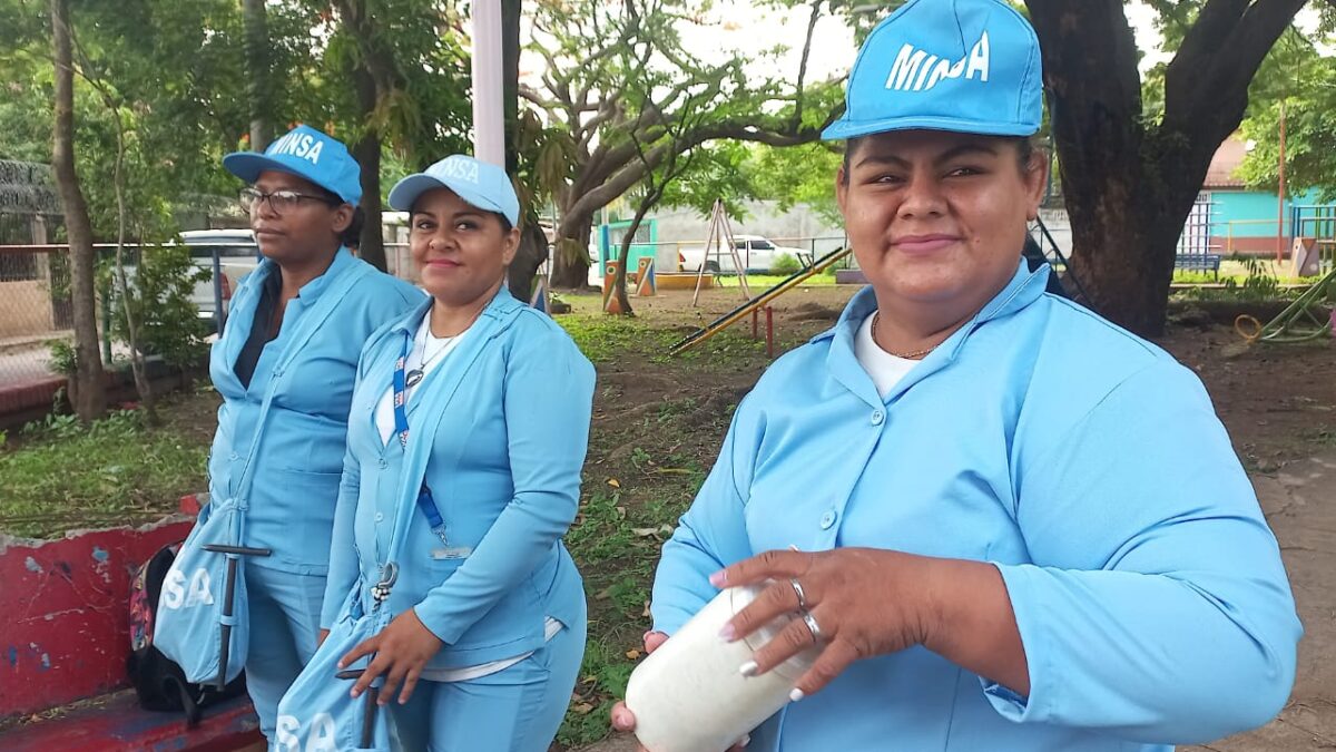 Brigadistas de salud abatizan barrio San Ignacio de managua contra el mosquito Aedes Aegypti