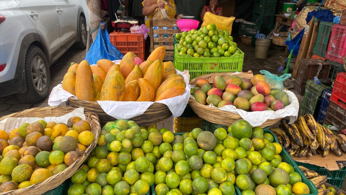 Variedad de frutas y verduras ofrecen los comerciantes del mercado Mayoreo