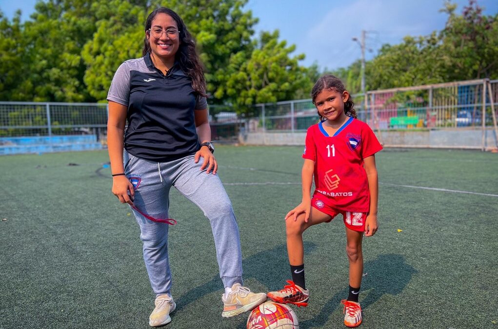 Yuriana Medina la profe que inculca amor por el fútbol a su hija