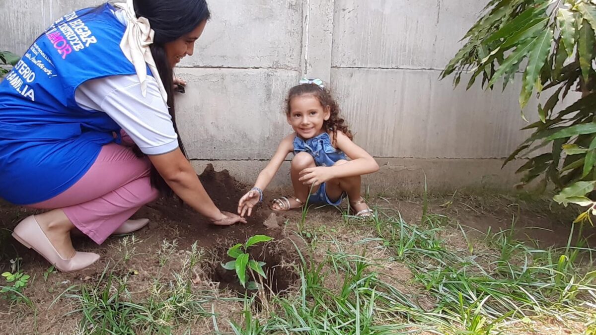Niños celebran la diversidad biológica plantando árboles