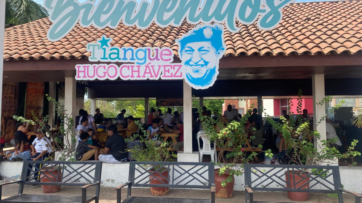 Familias visitan «Tiangue Hugo Chávez» y disfrutan de la gastronomía Nicaragüense