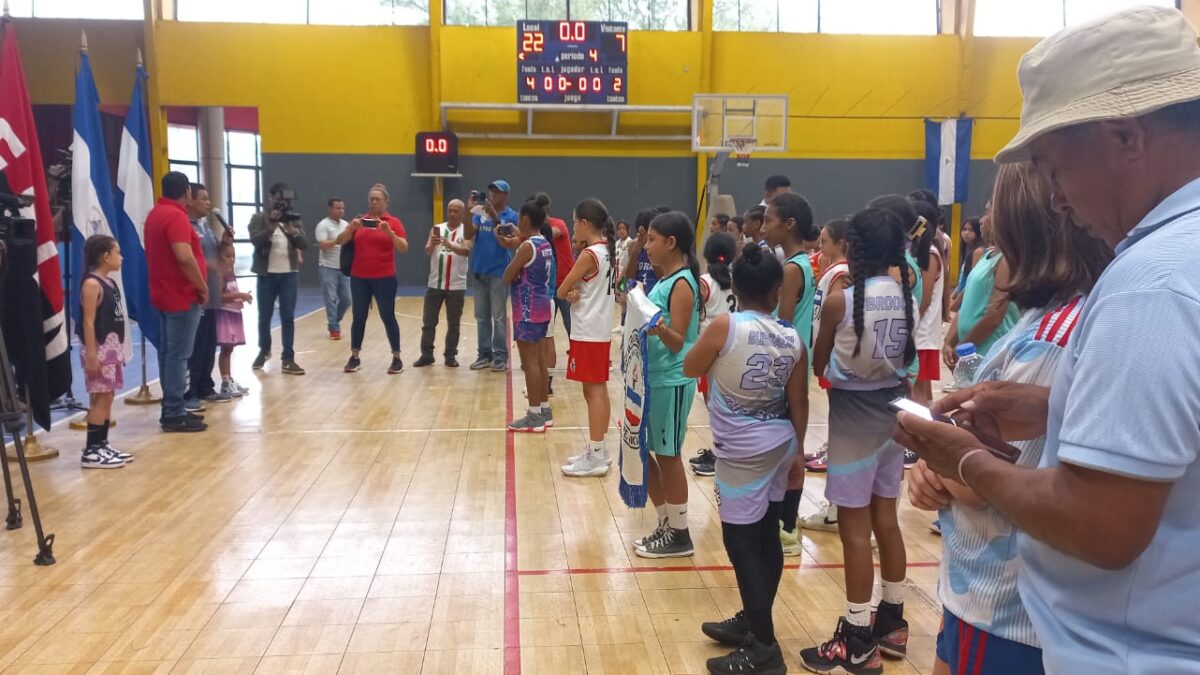 Estudiantes de primaria participan en jornada deportiva de mini baloncesto