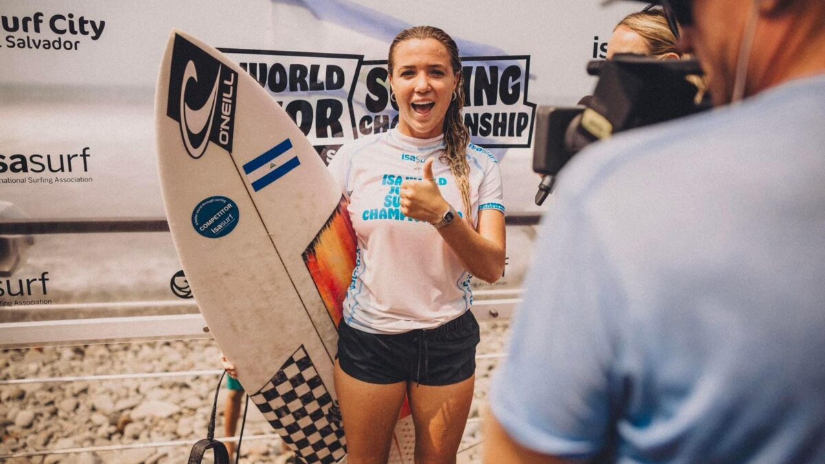 Candelaria Resano quiere inspirar a más atletas mujeres a practicar el surf en Nicaragua.