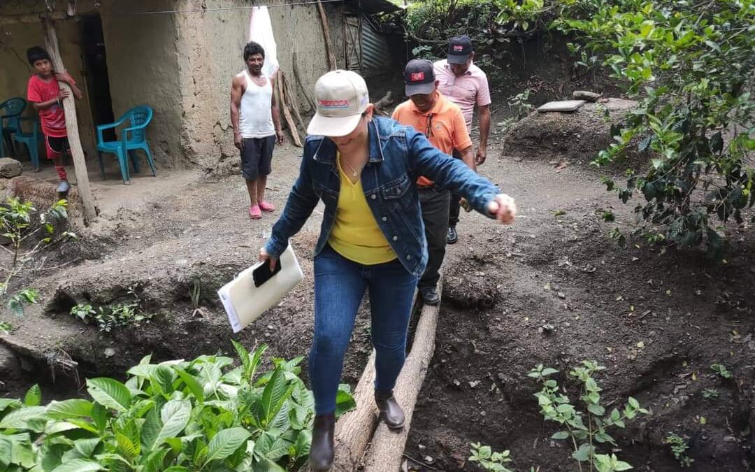 Familias expuestas a las lluvias reciben ayuda en Ciudad Antigua