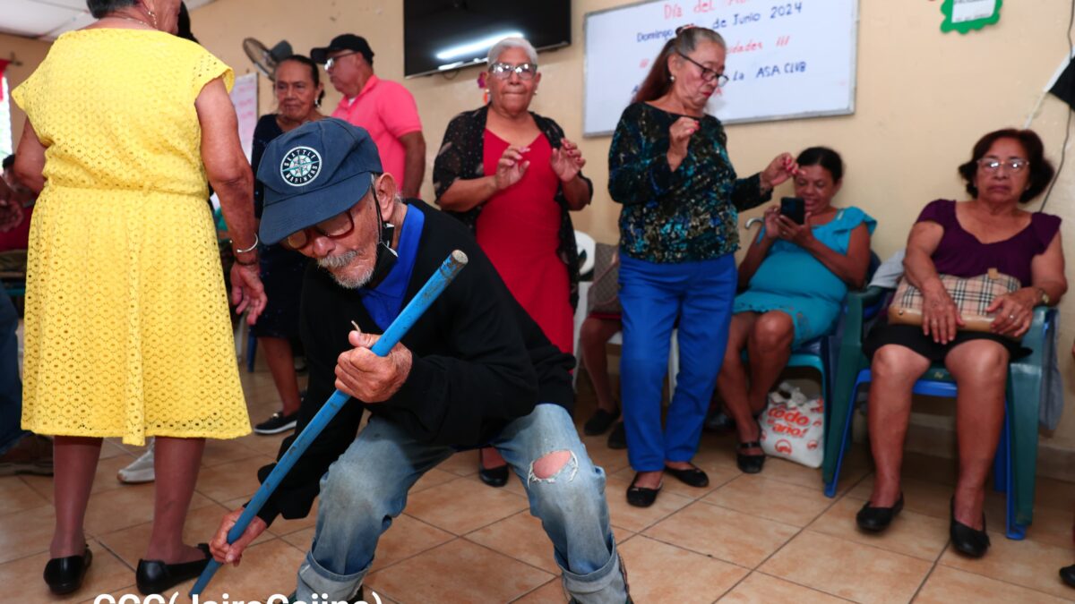 Promotoría Solidaria comparte Bailongo Matancero con adultos mayores