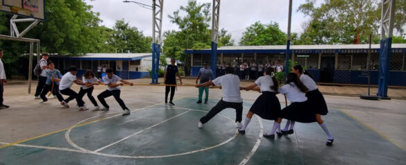 estudiantes disfrutan mañana juegos