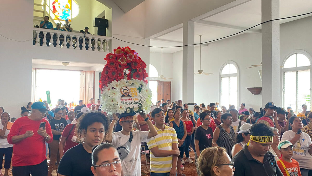 Promesantes visitan la iglesia Las Sierrittas previo a la bajada de «Minguito»