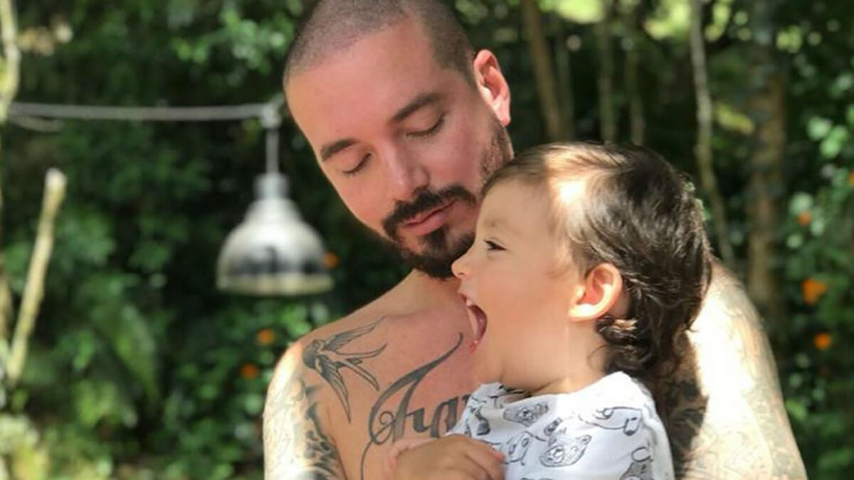 J Balvin regresa con nuevo álbum ‘Rayo’ reflejando la paz que le trajo la paternidad