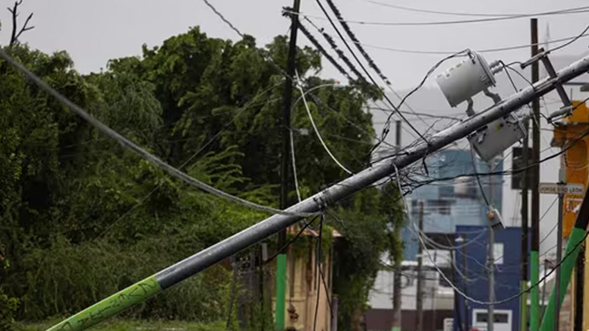 Ernesto se fortalece en huracán y deja a un millón de personas sin luz en Puerto Rico