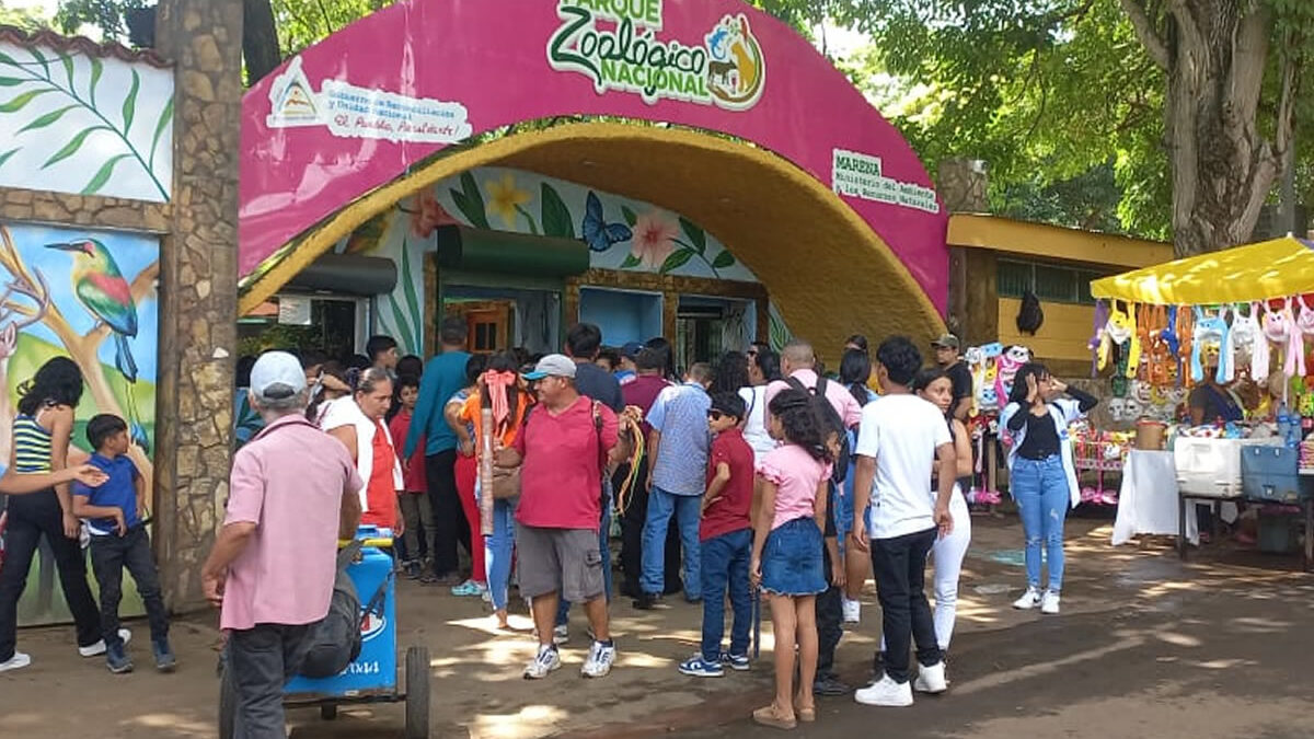 Gran afluencia de familias visita el parque Zoológico Nacional