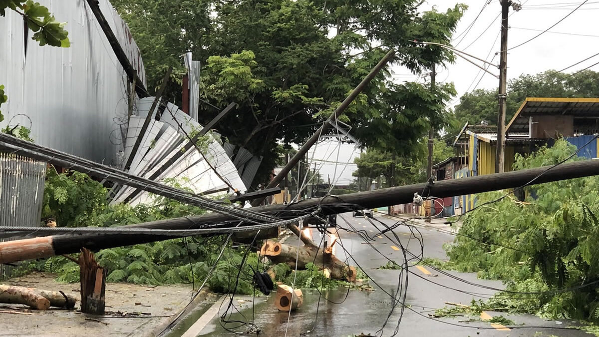 Huracán Ernesto deja a 900 mil personas sin electricidad en Puerto Rico