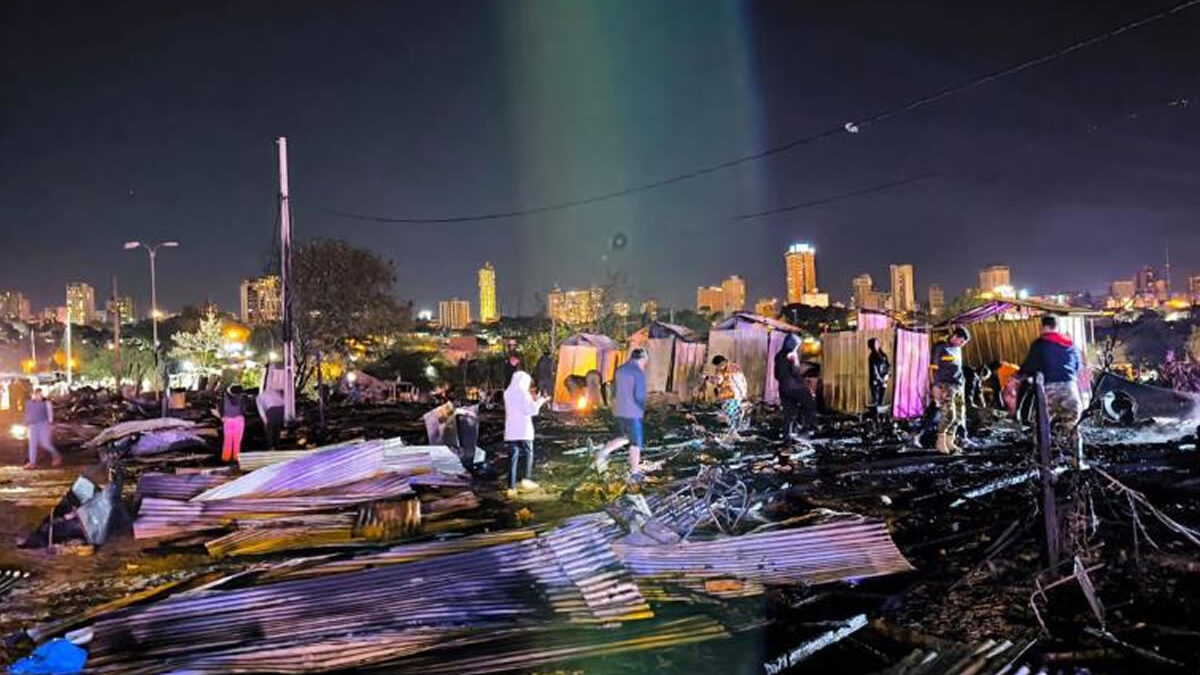 Más de 30 casas arrasadas por un incendio en un barrio humilde en Paraguay