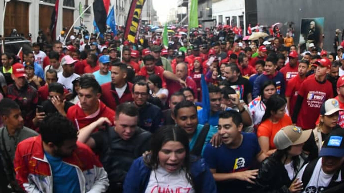 Jóvenes venezolanos se movilizan por la paz y en defensa de los resultados electorales