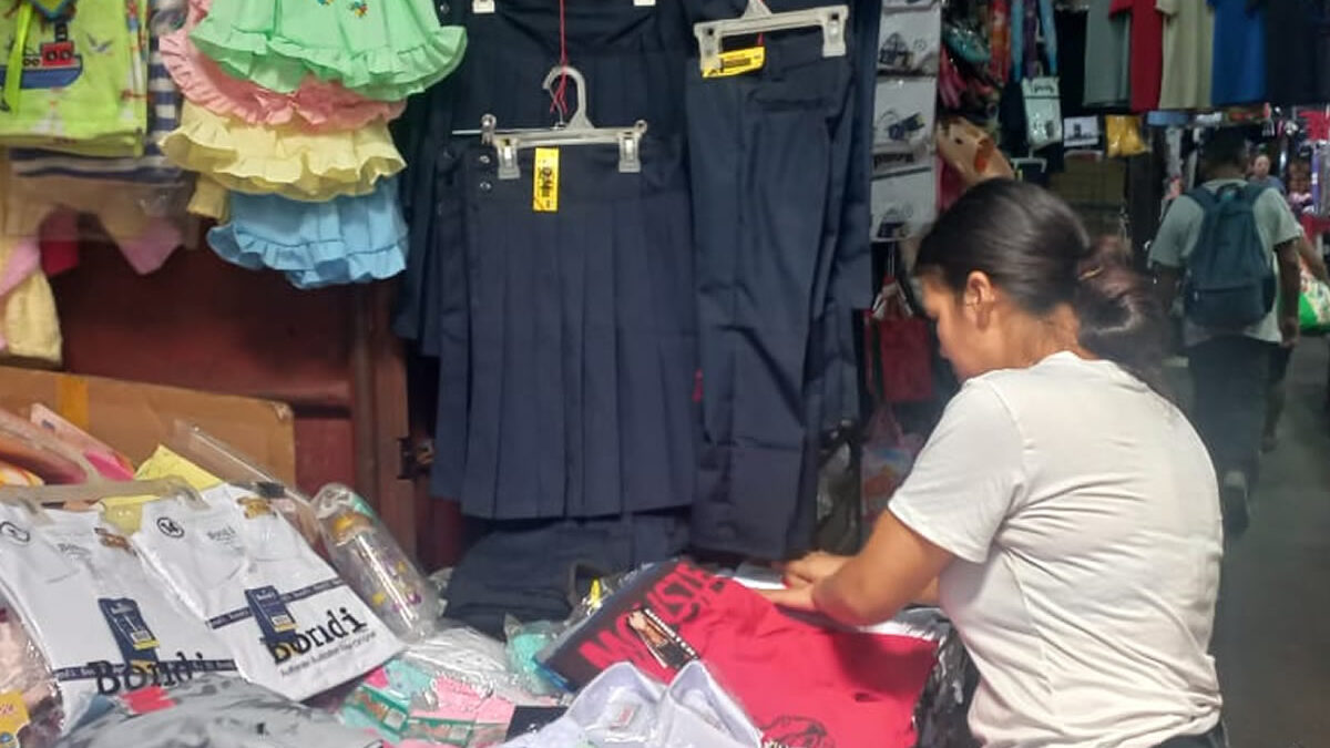 Mercado Roberto Huembes con buenos precios en uniformes escolares