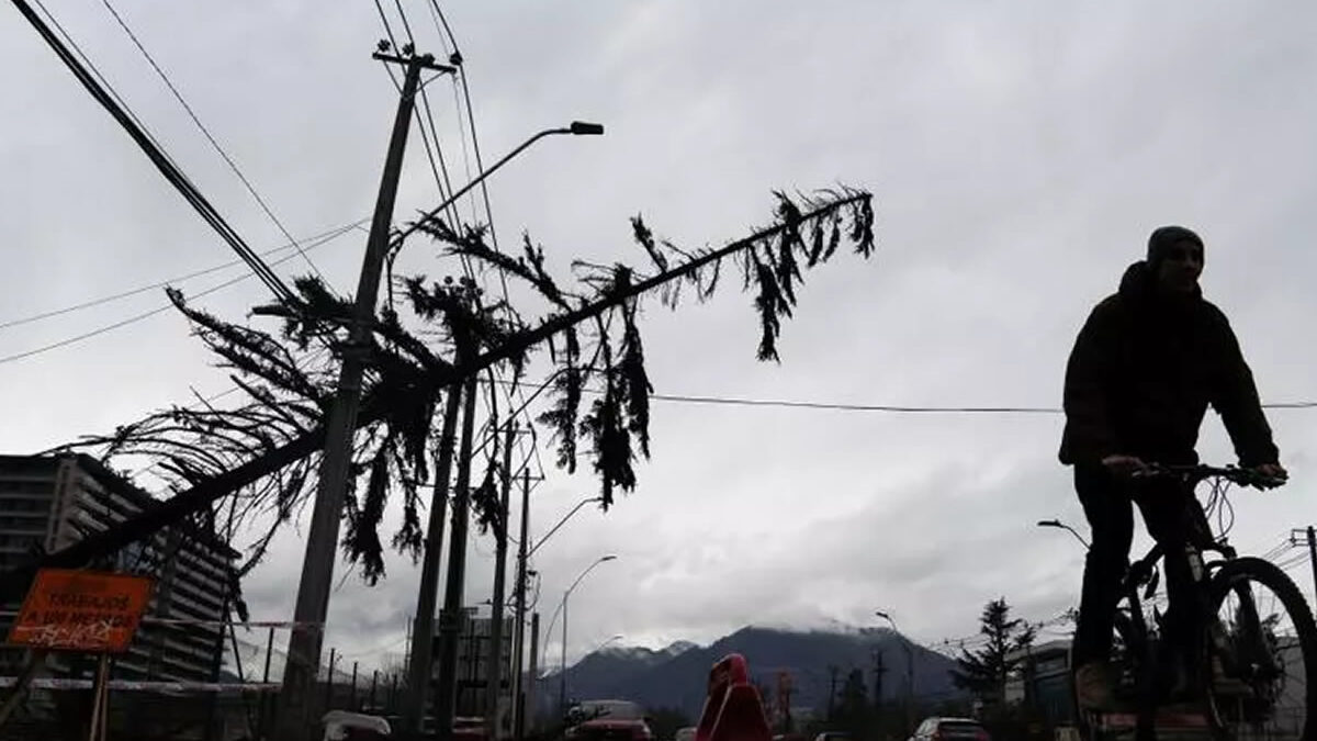 Tres muertos y cientos de casas sin servicio eléctrico deja un temporal en Chile