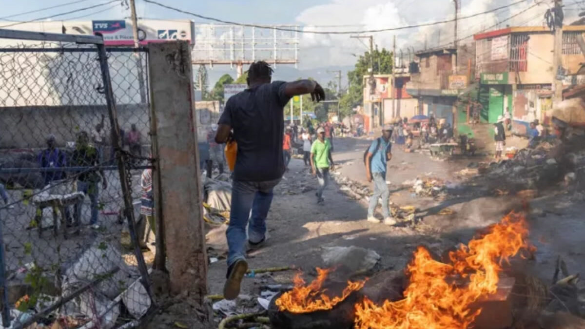 Pandilleros siembran el terror en Haití tras atacar y quemar viviendas