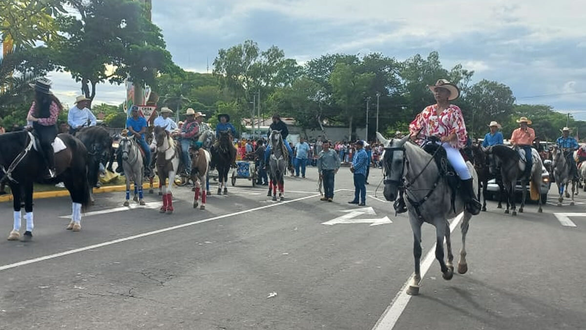 Gran afluencia de caballistas y público en el desfile hípico de Managua