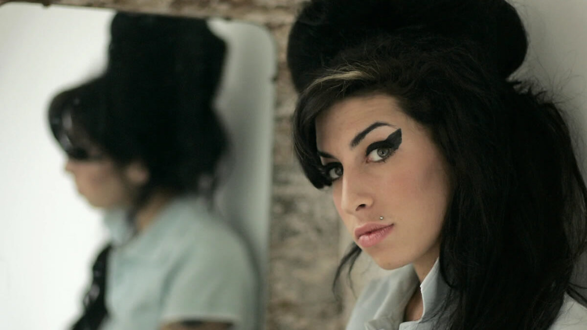 Subastarán canciones manuscritas inéditas y una camisa de Amy Winehouse