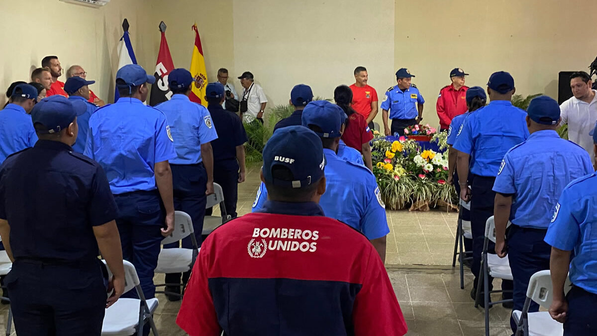 Bomberos Unidos reciben curso sobre rescate de personas en accidentes de tránsito