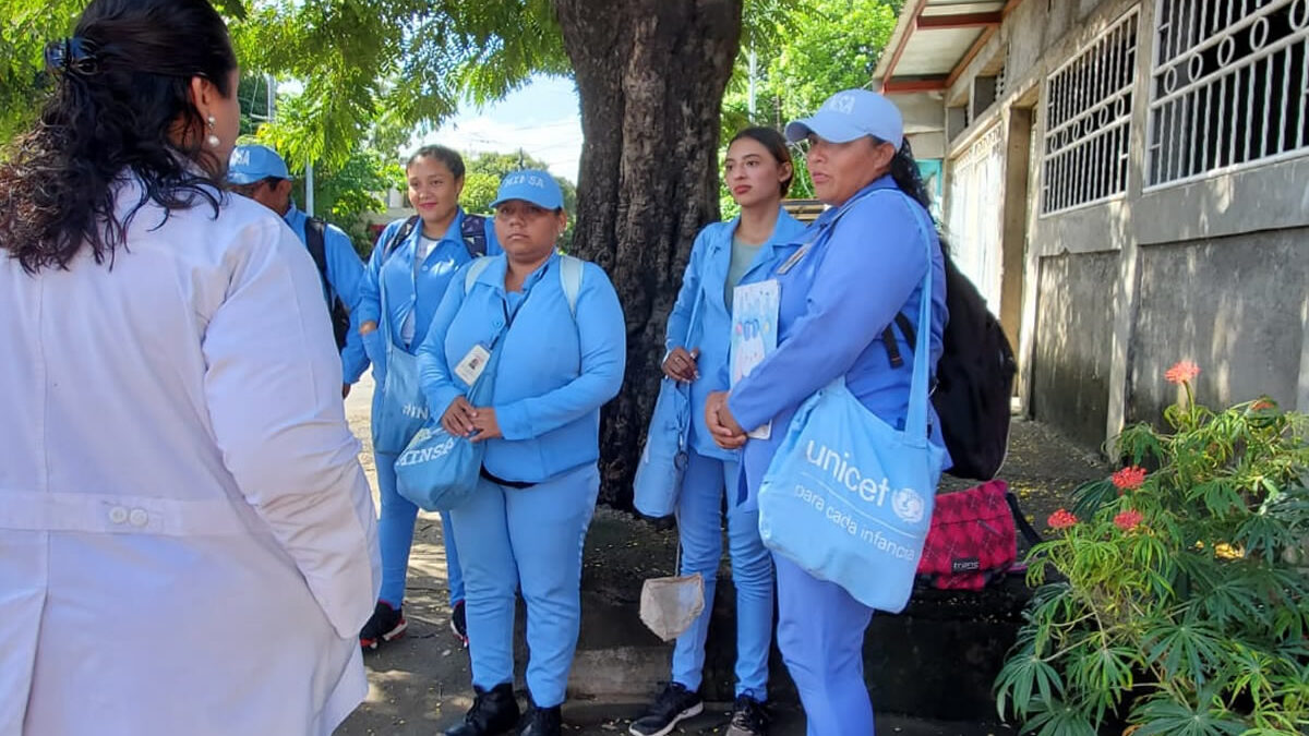 Brigadistas de la salud eliminan criaderos de zancudos en el Distrito V de Managua