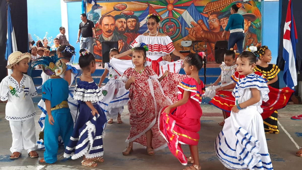 Colegios de Managua continúan celebrando el Día Nacional del Huipil