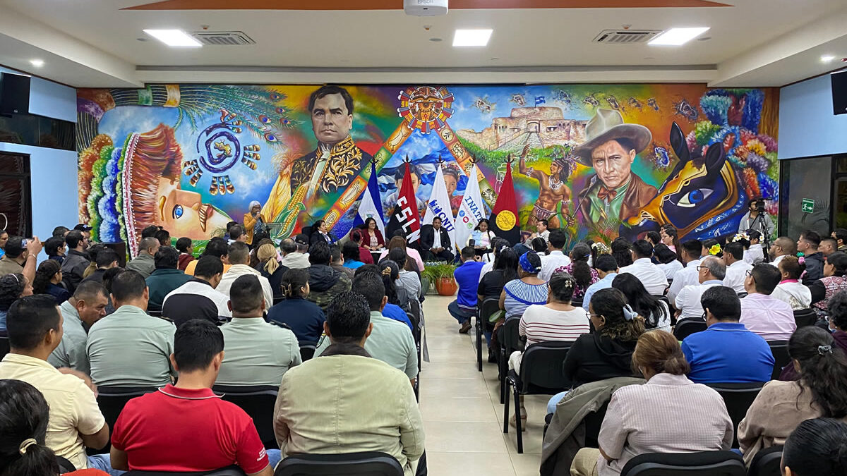 Realizan conferencia sobre desarrollo profesional docente