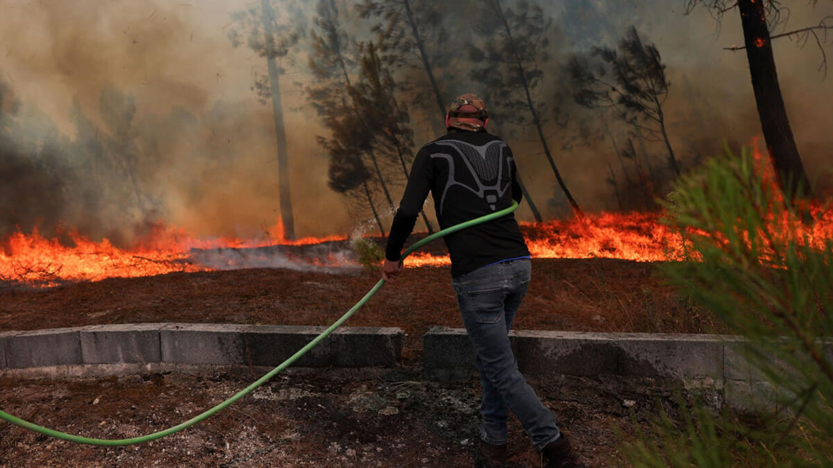 Autoridades logran controlar algunos focos de incendios en Quito, Ecuador