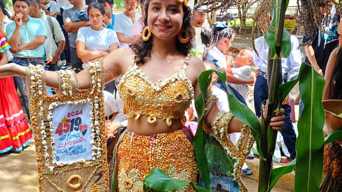 Cultura y tradición en una colorida feria del maíz en Macuelizo