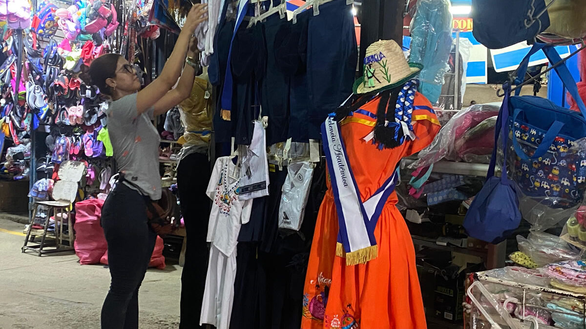 Alta demanda de uniforme para las fiestas patrias en el mercado Israel Lewites