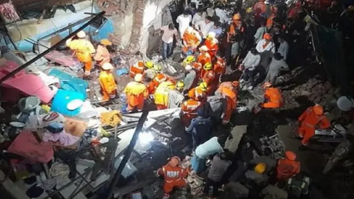 Derrumbe de un edificio en India deja a 10 muertos, entre ellos niños