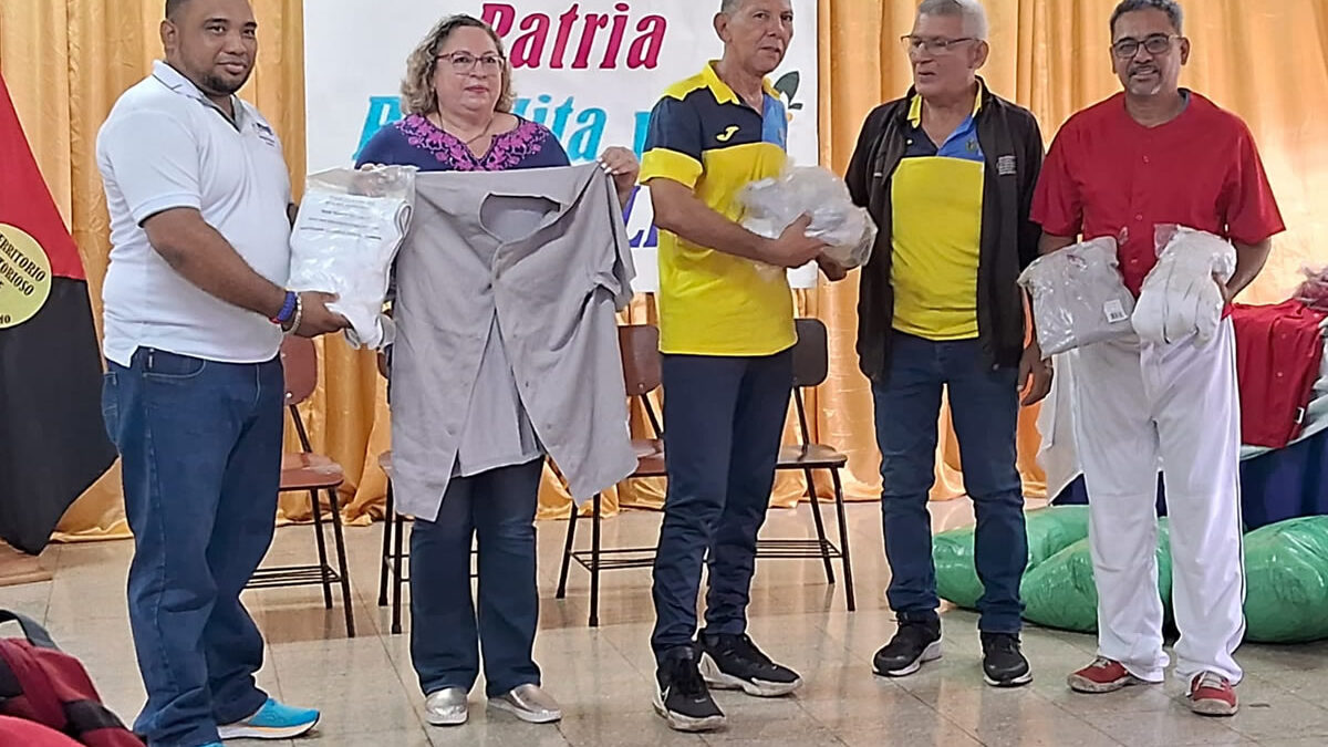 Docentes de Educación Física recibieron uniformes para practicar deportes