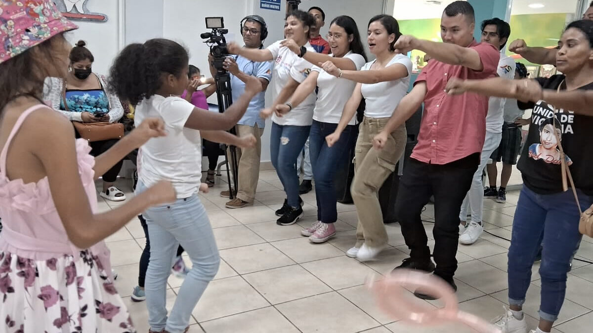 Jóvenes llevan esparcimiento a pacientes con cáncer del hospital infantil «La Mascota»