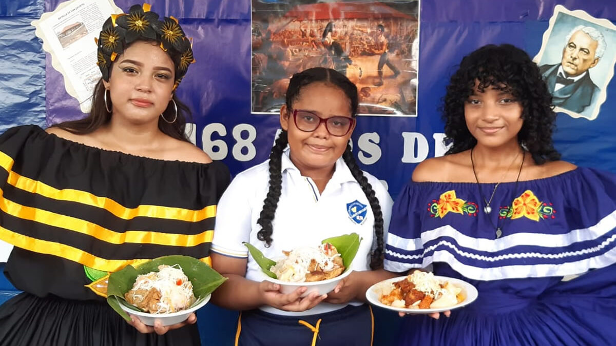 Estudiantes y docentes celebran el Día Nacional del Huipil 