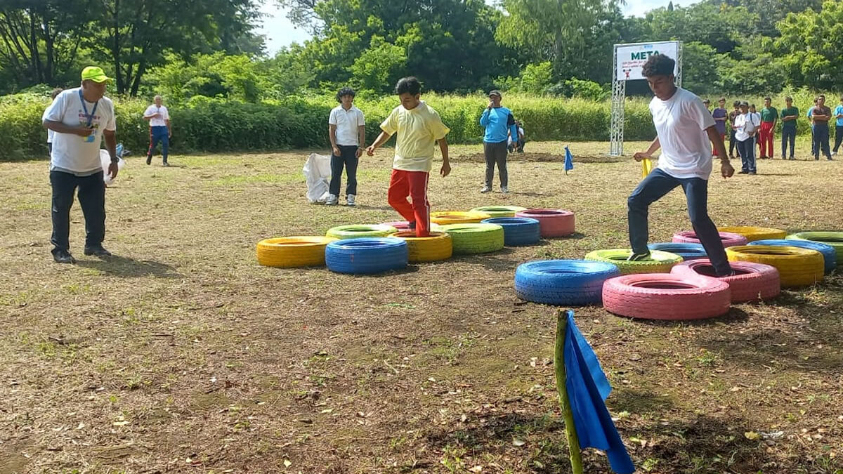 Estudiantes participan en jornada de retos deportivos promovida por el Mined