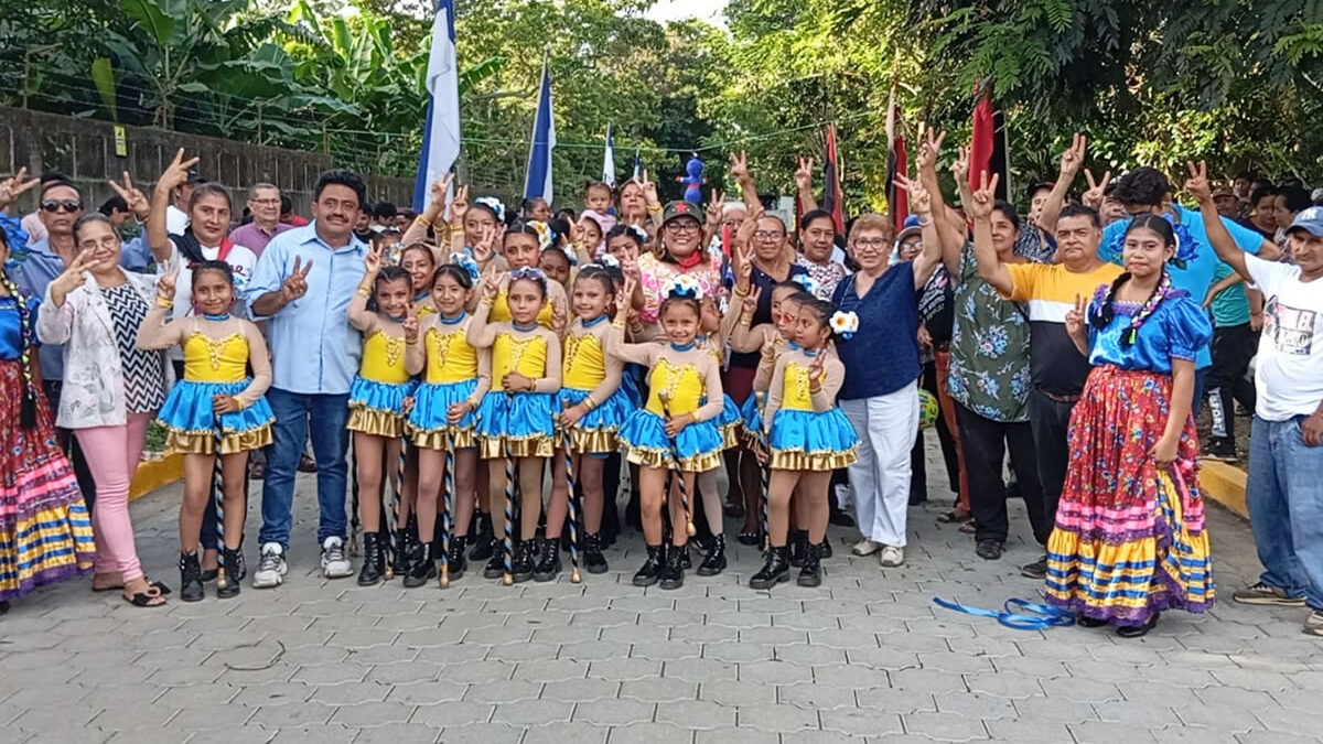 Familias de San Marcos celebran nuevas calles adoquinadas