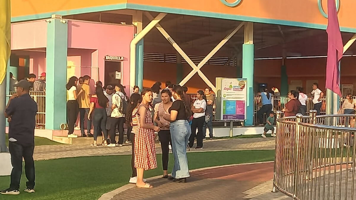 Familias comparten momentos agradables en el Parque de la Alegría