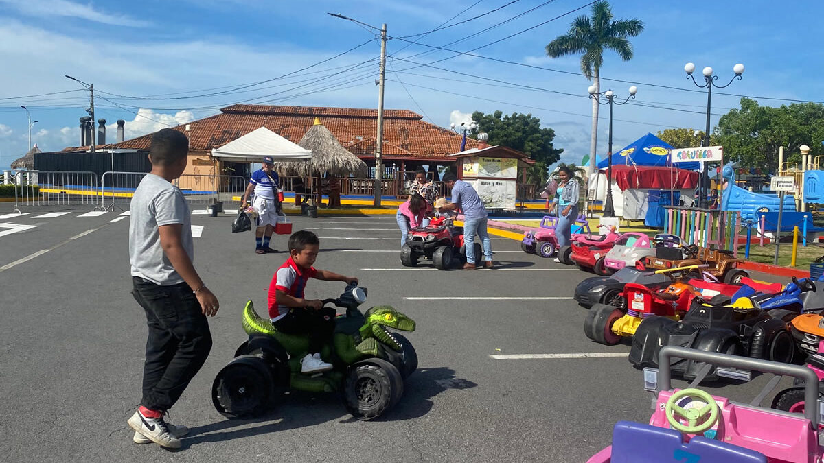 Familias disfrutan del fin de semana patrio en el Puerto Salvador Allende