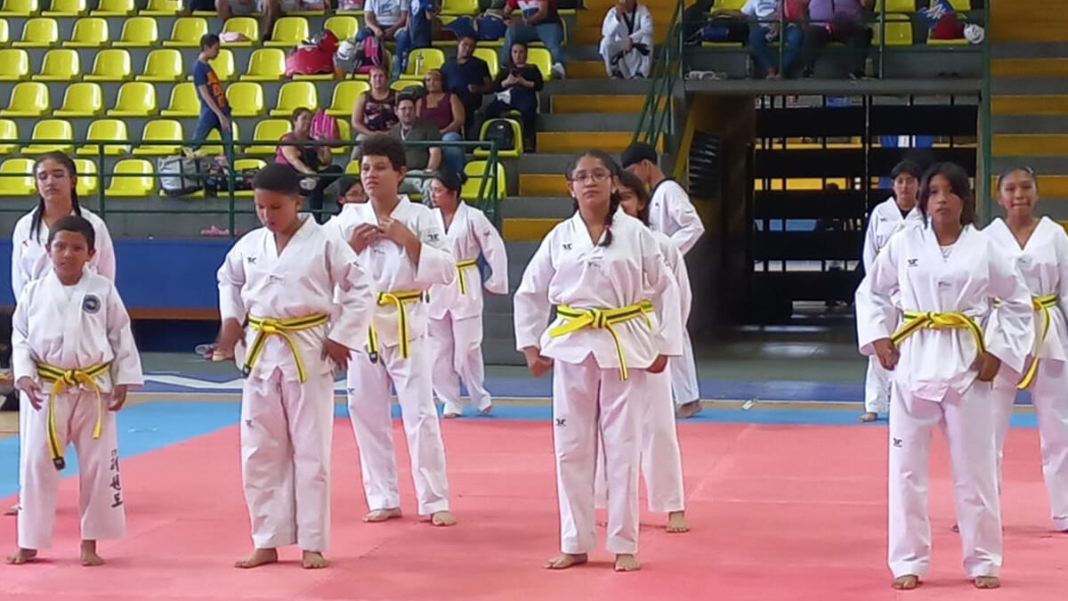 Fetanic gradúa a las academias de Leones Azules en Taekwondo