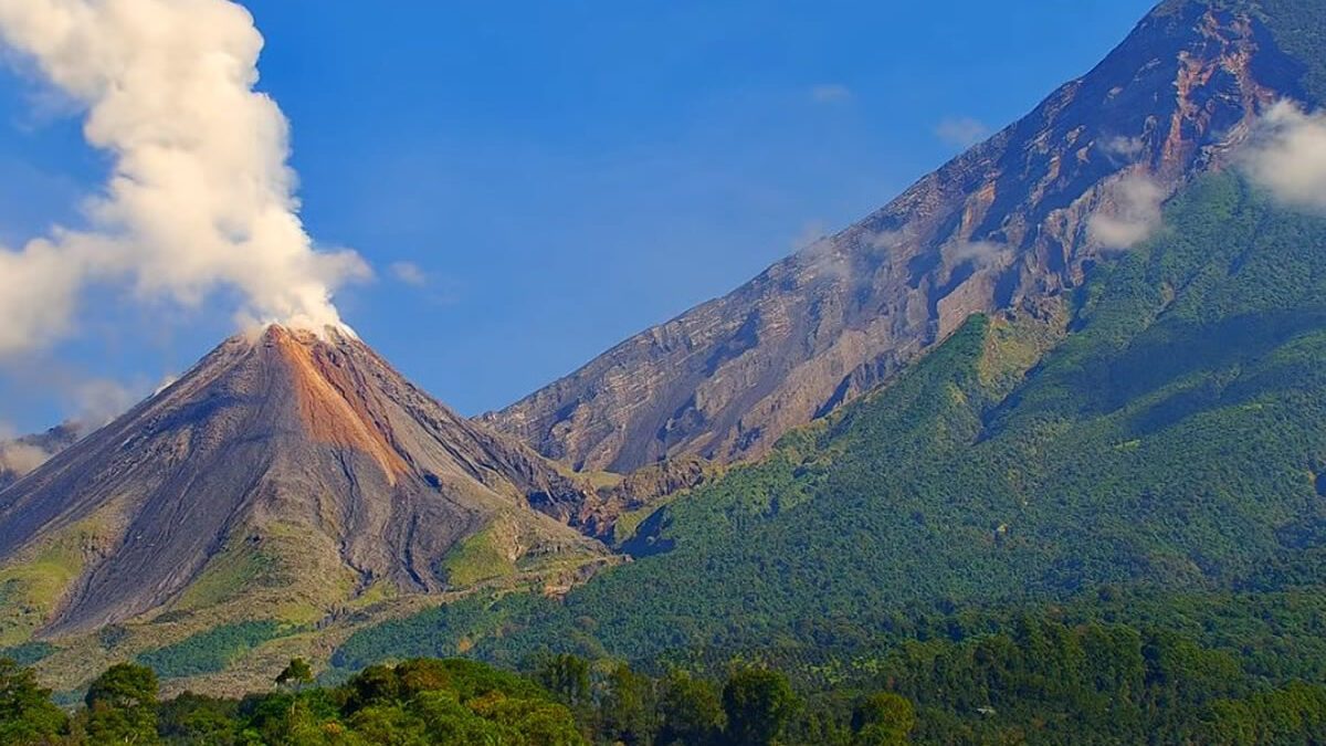 Guatemala vigila aumento de actividad de los volcanes con explosiones y flujos de material