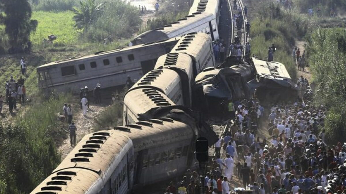 Tres muertos y decenas de heridos deja choque de dos trenes en Egipto