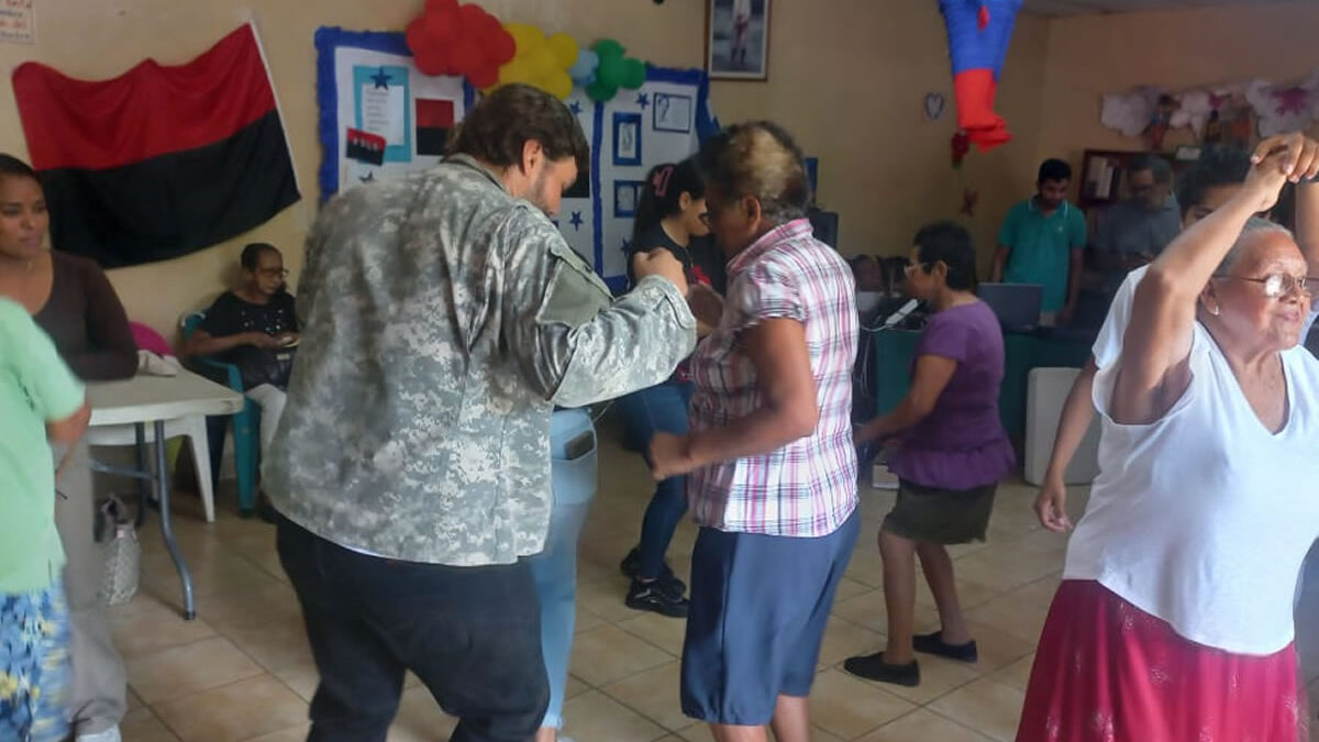 Jóvenes organizan actividades para adultos mayores en la Casa Club Ariel Darce