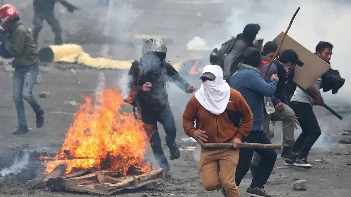 Aumentan las protestas en Martinica a pesar del toque de queda